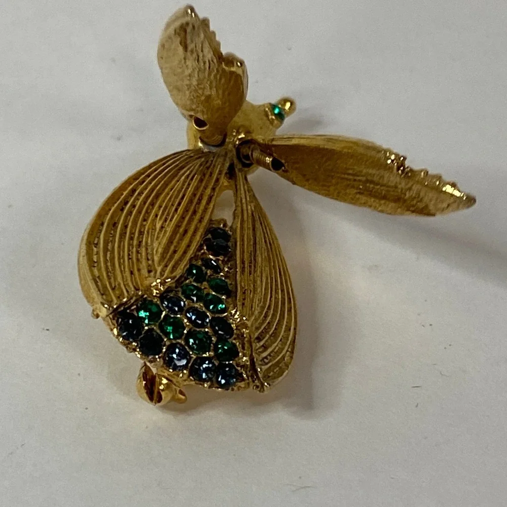 Vintage Gold Tone En Tremblant Bee Brooch Green Blue Rhinestone Movable Wing Pin